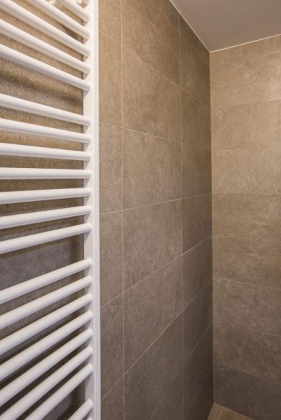 handdoekradiator-tegelwand